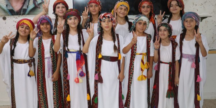 فرقة “زريا باركين” الفلكلورية إحياء تراث الكوجرات بروح الطفولة