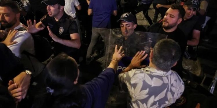 احتجاجات وتوتر أمني في إسطنبول