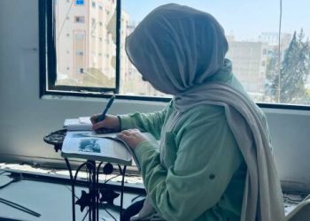 إبداع من رحم الحرب وحلم مؤجل على مقاعد الجامعة