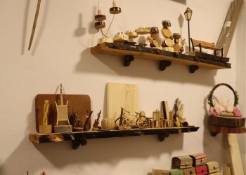 من خشبة مقعد مكسور اكتشف موهبته وأصبح فناناً