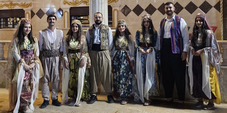 فرقة “آري” للفلكلور الكردي   بين إحياء التراث وكسر القيود الاجتماعية