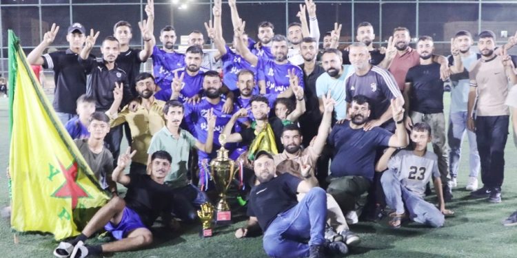 فريق قسد بطلاً لدورة مؤسسات الإدارة الذاتية باسم الشهيد القيادي “نور الدين الصوفي”