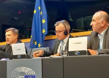 الإدارة الذاتية تُطلِع البرلمان الأوروبي على آخر المستجدات في سوريا