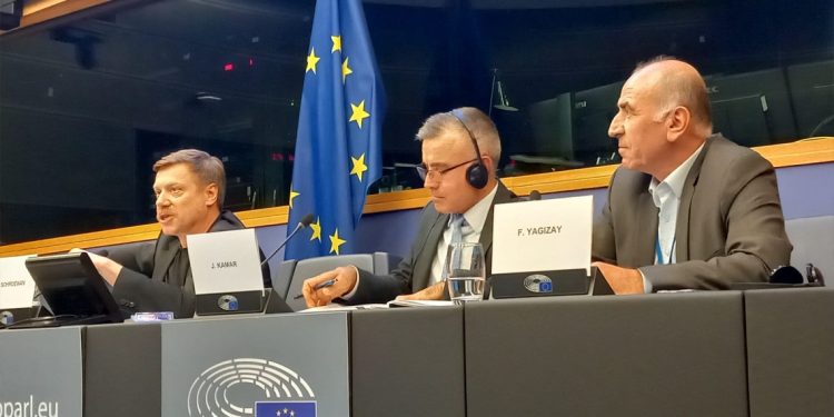 الإدارة الذاتية تُطلِع البرلمان الأوروبي على آخر المستجدات في سوريا