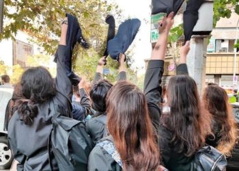 تنديد من داخل سجون إيران بمنع الزيارة عن بعض النشطاء بسبب رفضهم الحجاب الإجباري