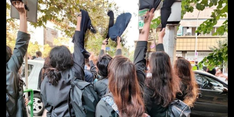 تنديد من داخل سجون إيران بمنع الزيارة عن بعض النشطاء بسبب رفضهم الحجاب الإجباري