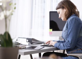 الرياضة وحدها لا تكفي.. كيف يؤثر الجلوس الطويل على الصحة؟