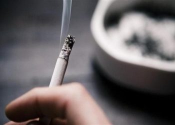 كارثة صحية التدخين يُتلف العين للأبد.. إليك السبب