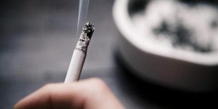 كارثة صحية التدخين يُتلف العين للأبد.. إليك السبب