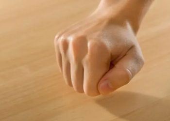 دق على الخشب.. أصلها وماهيتها  لماذا ندق على الخشب؟ ومن أين أتى هذا التقليد؟
