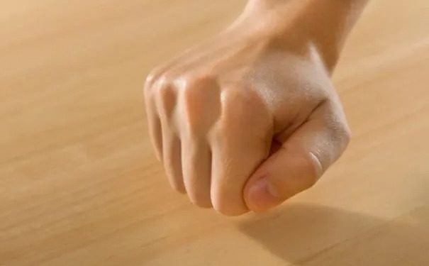 دق على الخشب.. أصلها وماهيتها  لماذا ندق على الخشب؟ ومن أين أتى هذا التقليد؟