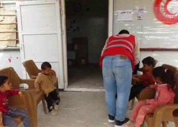 نقطة طبية للهلال الأحمر الكردي في مخيم مهجّري كري سبي لدعم الرعاية الصحية
