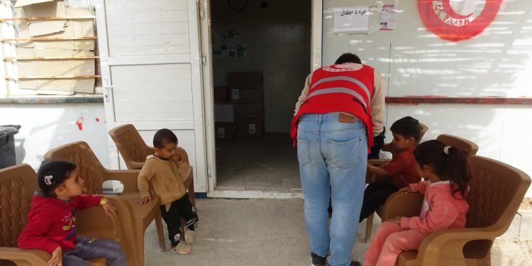 نقطة طبية للهلال الأحمر الكردي في مخيم مهجّري كري سبي لدعم الرعاية الصحية