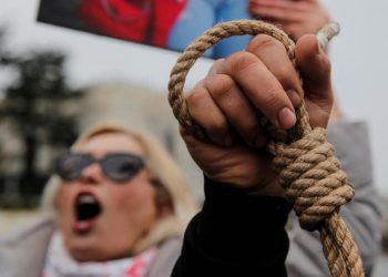 إيران تنفذ حكم الإعدام بحق سجينة واحتجاج عوائل السجناء المحكوم عليهم بالإعدام