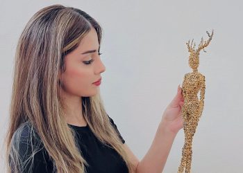 من لفائف الحديد تولد الحكاية.. فنانة الأسلاك تطرّز العاطفة بالمعدن