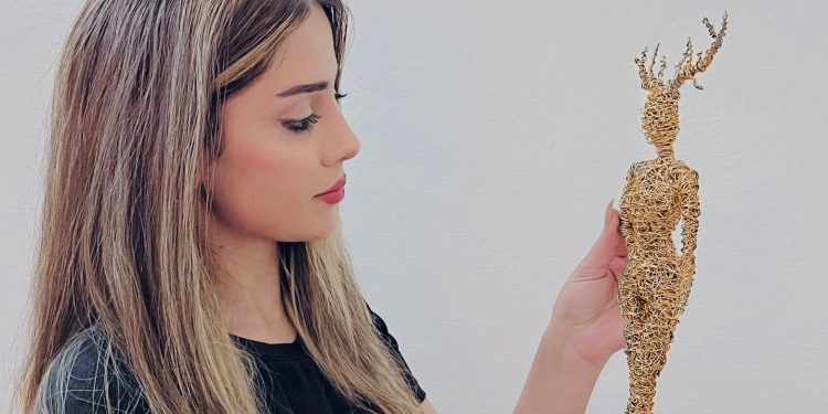 من لفائف الحديد تولد الحكاية.. فنانة الأسلاك تطرّز العاطفة بالمعدن