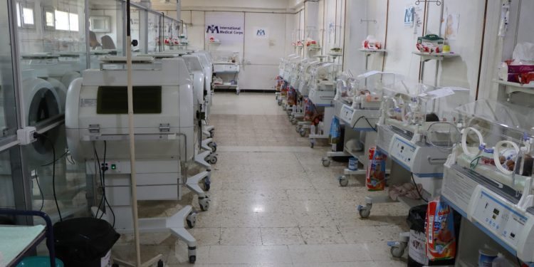 قسم الحواضن في مشفى الأطفال بالرقة… رعاية دؤوبة تُنقذ حياة المئات من حديثي الولادة