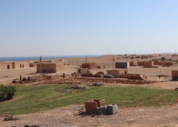 بأيدٍ نسائية… البيوت الطينية تحفظ هوية القرية