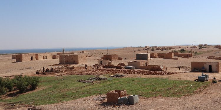 بأيدٍ نسائية… البيوت الطينية تحفظ هوية القرية