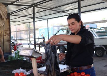 عشرينية.. تكسر القيود متحدية الأعراف الاجتماعية في كسب قوتها اليومي