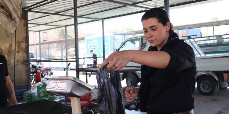 عشرينية.. تكسر القيود متحدية الأعراف الاجتماعية في كسب قوتها اليومي