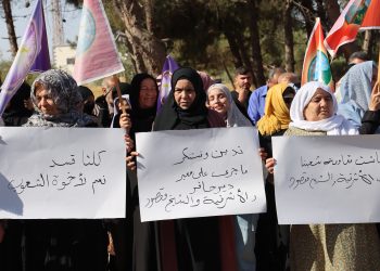 عوائل الشهداء بالطبقة يشجبون الهجمات على الشيخ مقصود والأشرفية