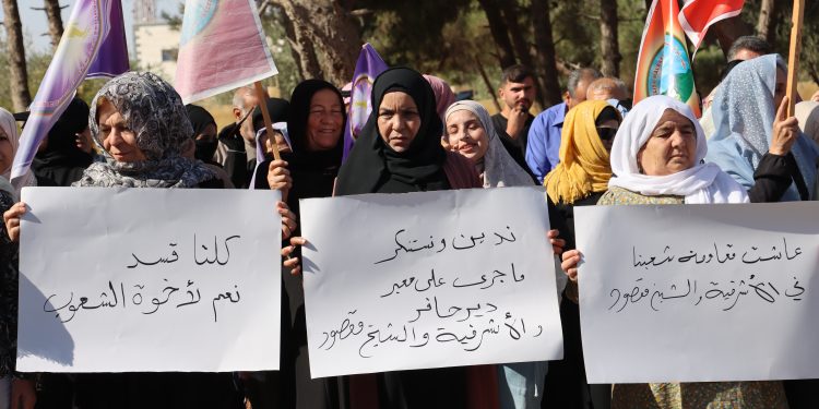 عوائل الشهداء بالطبقة يشجبون الهجمات على الشيخ مقصود والأشرفية