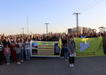 “مئات المهجرين في الطبقة يخرجون بمسيرة حاشدة تضامناً مع حيّي الشيخ مقصود والأشرفية”