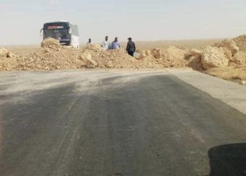 برفع سواتر ترابية الحكومة السورية الانتقالية تُغلق معبر الطبقة – سلمية للمرة الثانية خلال تشرين الأول