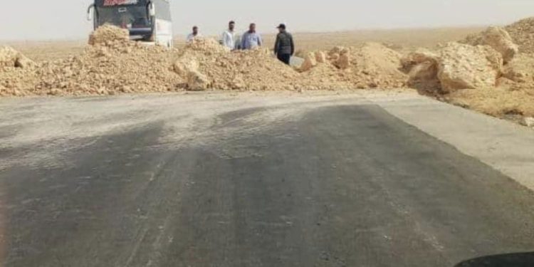 برفع سواتر ترابية الحكومة السورية الانتقالية تُغلق معبر الطبقة – سلمية للمرة الثانية خلال تشرين الأول