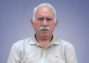 القائد عبد الله أوجلان يهدي قلمين للمجتمع السرياني والإيزيدي