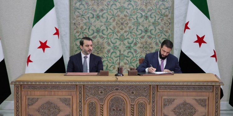 سياسيون وحقوقيون: الإعلان الدستوري تكريس المركزية وتهميش السوريين
