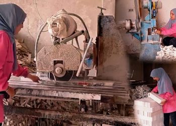 شابة تكسر القيود وتثبت قدراتها في مجال الرخام