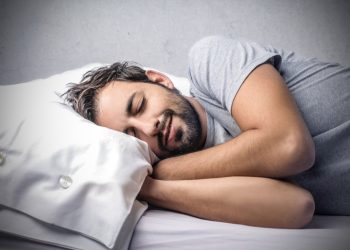 ليلة بلا أرق ومعدة مرتاحة.. إليك ست عادات بسيطة قبل النوم