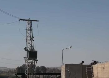 هيئة الطاقة تطلق مشروعاً لإعادة التيار الكهربائي لقرية حطلة