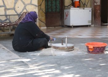“حجر الرحى”.. ذاكرة شعبية تواجه الاندثار ونساء دير الزور محافظات عليه