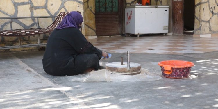 “حجر الرحى”.. ذاكرة شعبية تواجه الاندثار ونساء دير الزور محافظات عليه