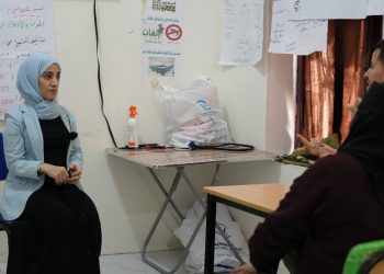 لغة الإشارة… جسر بين عالمين يفصل بينهما الصمت