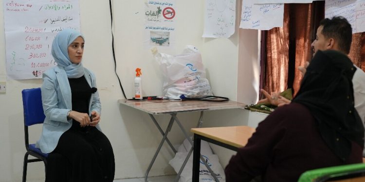 لغة الإشارة… جسر بين عالمين يفصل بينهما الصمت
