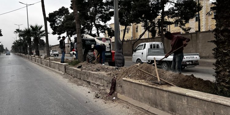 مشروع إعادة تفعيل خط الإنارة يعيد تأهيل طريق حلب ويعزز أمان مدينة الرقة ليلاً