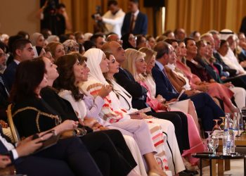 المرأة الكردية تشارك تجربتها في مؤتمر “نساء على خطوط المواجهة” في بيروت