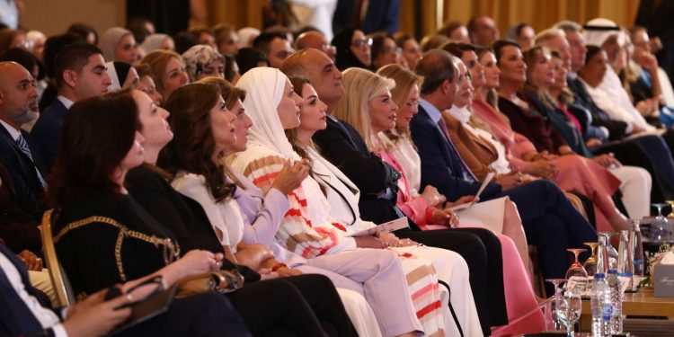 المرأة الكردية تشارك تجربتها في مؤتمر “نساء على خطوط المواجهة” في بيروت