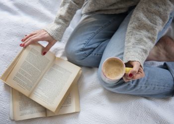 العلاج بالقراءة.. كيف يمكن للكتب أن تُشفي القلوب المتعبة؟