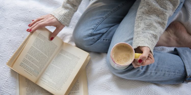 العلاج بالقراءة.. كيف يمكن للكتب أن تُشفي القلوب المتعبة؟
