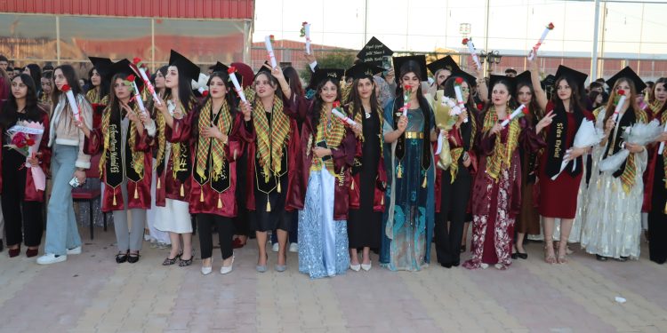 بين الدمعة والضحكة.. عبّر طلبة جامعة روج آفا عن فخرهم بتخرجهم وتحقيق أحلامهم