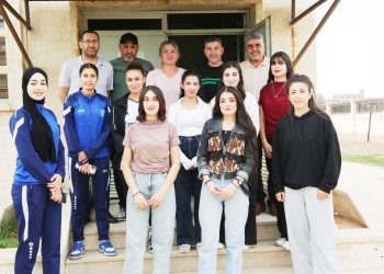 فتيات يناهضن العنف ضد المرأة بالإنجازات