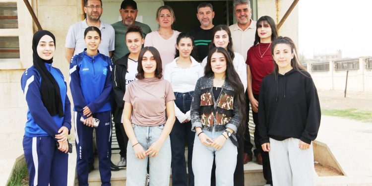 فتيات يناهضن العنف ضد المرأة بالإنجازات