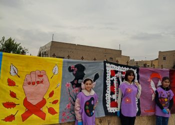 فنانة تناهض العنف ضد المرأة مع فريقها عبر الفن التشكيلي