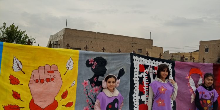 فنانة تناهض العنف ضد المرأة مع فريقها عبر الفن التشكيلي