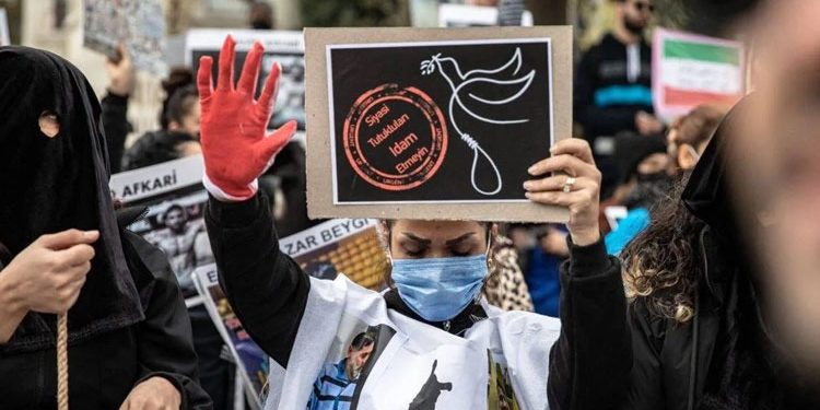مقتل ما لا يقل عن 110 نساء في إيران خلال عام واحد